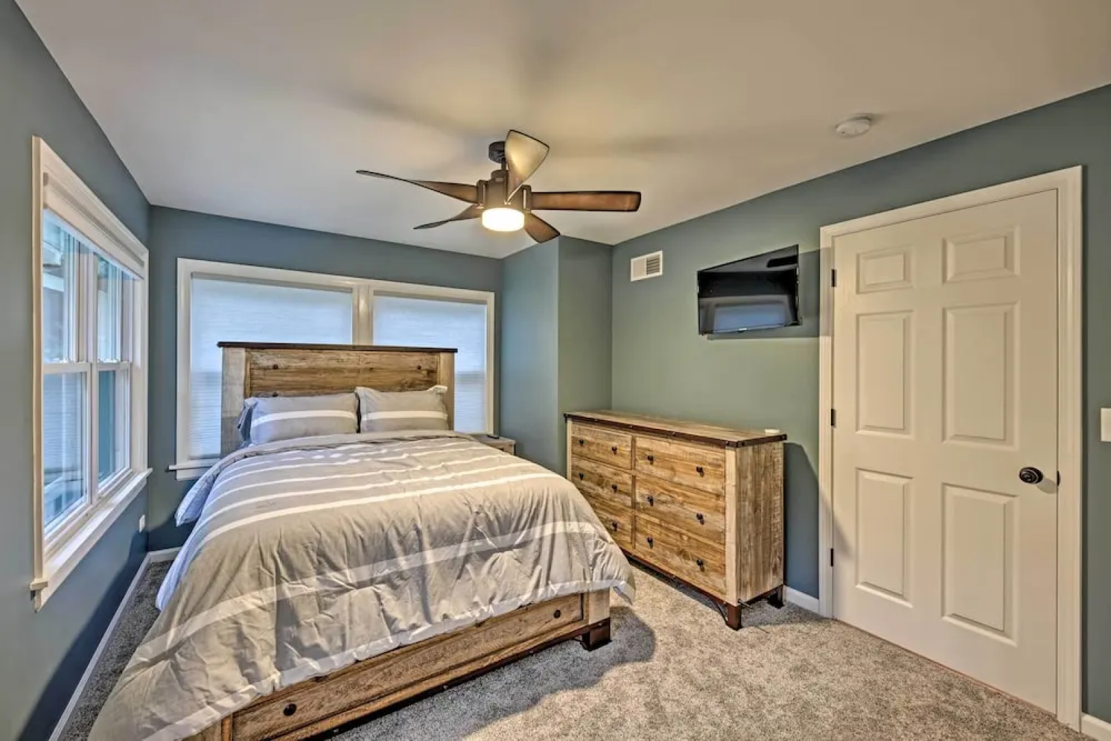 Updated Twin Lakes Cottage, Walk to Lake Mary