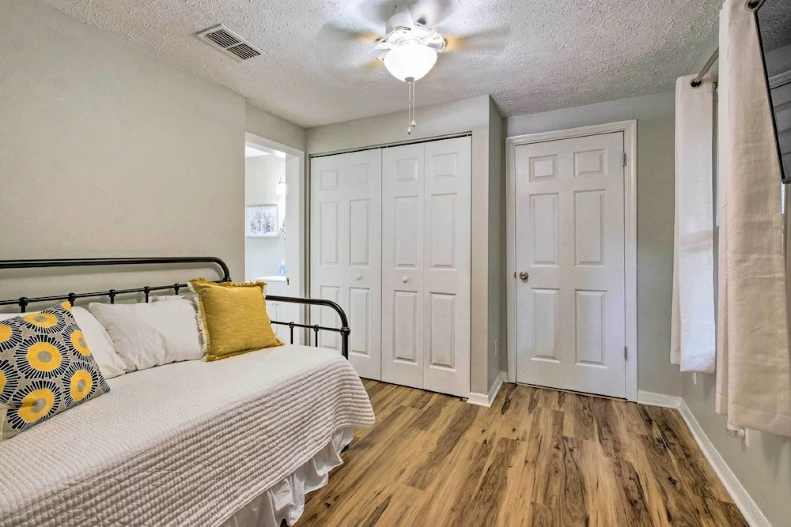 Cozy Ocala Home w/ Porch < 1 Mi to Downtown!