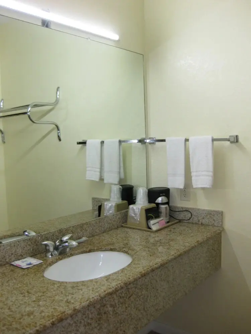Scottish Inn and Suites