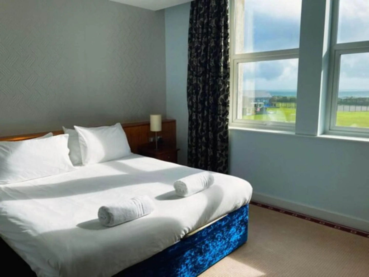 Admiralty Hotel & Restaurant