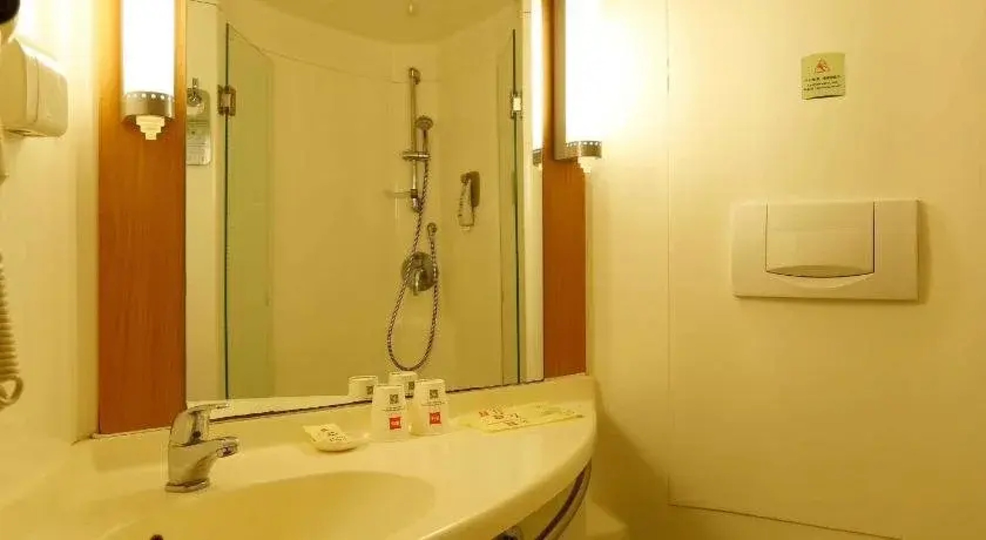 IBIS Anshan Shengli Square