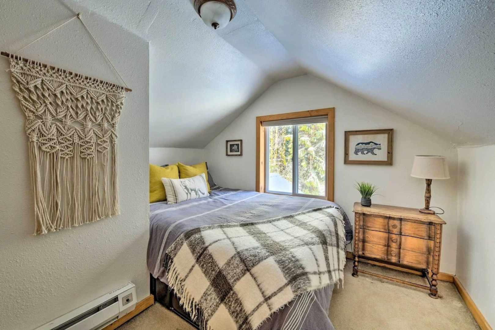 Mysty Mountain Cabin on River: Near Stevens Pass!