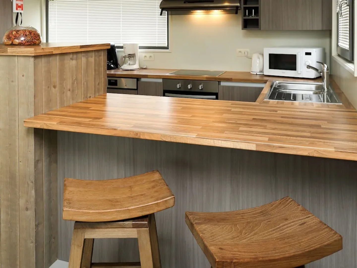 Comfortable Villa With Stove, Located in a Lake Area