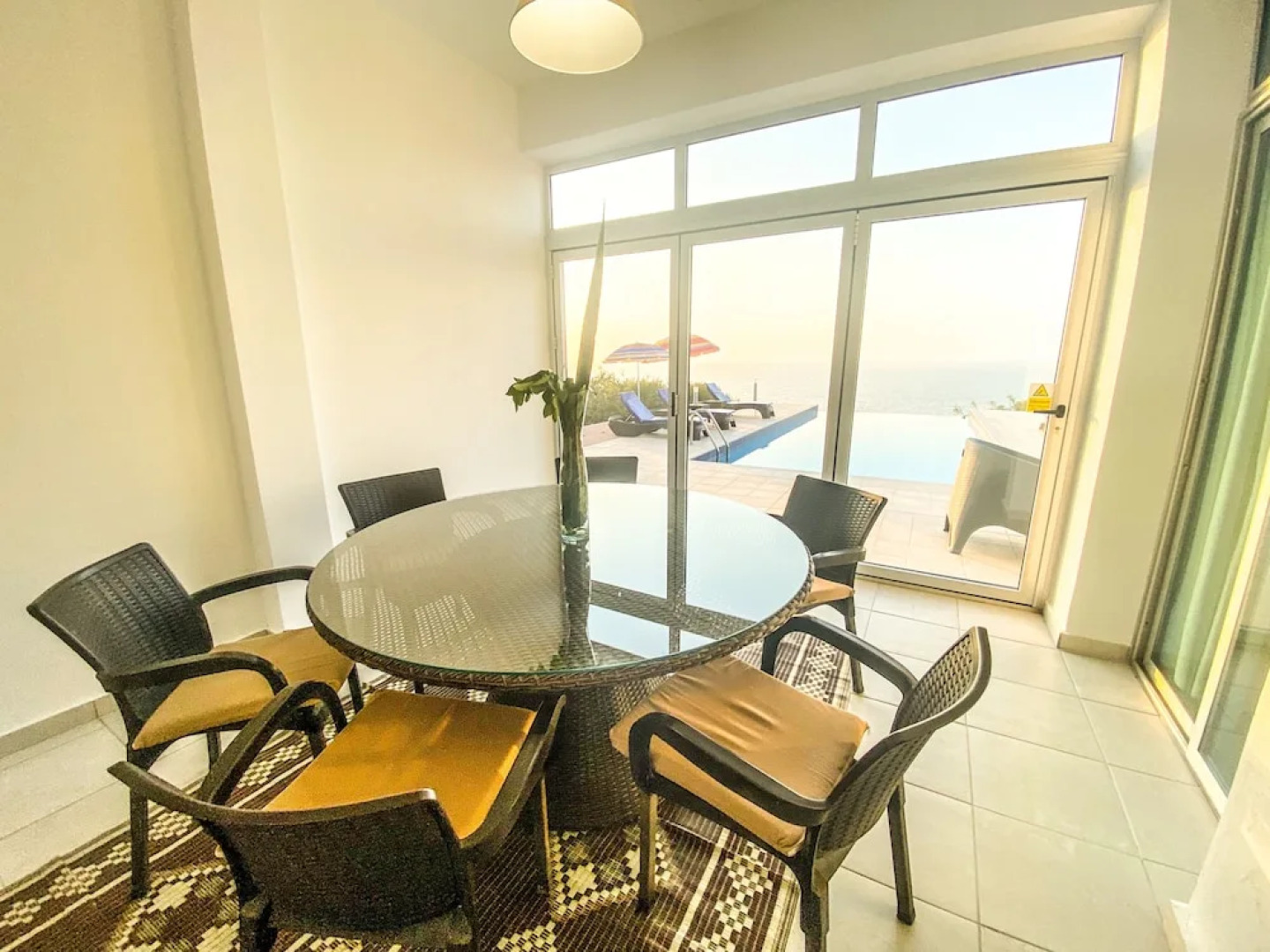 Sea Cliff villa, 4 beds, sleeps 2- 7, Free Wifi, Heated Pool option.