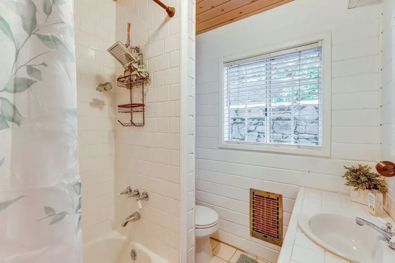 Walkable 'green Gables Cottage' in Lake Arrowhead