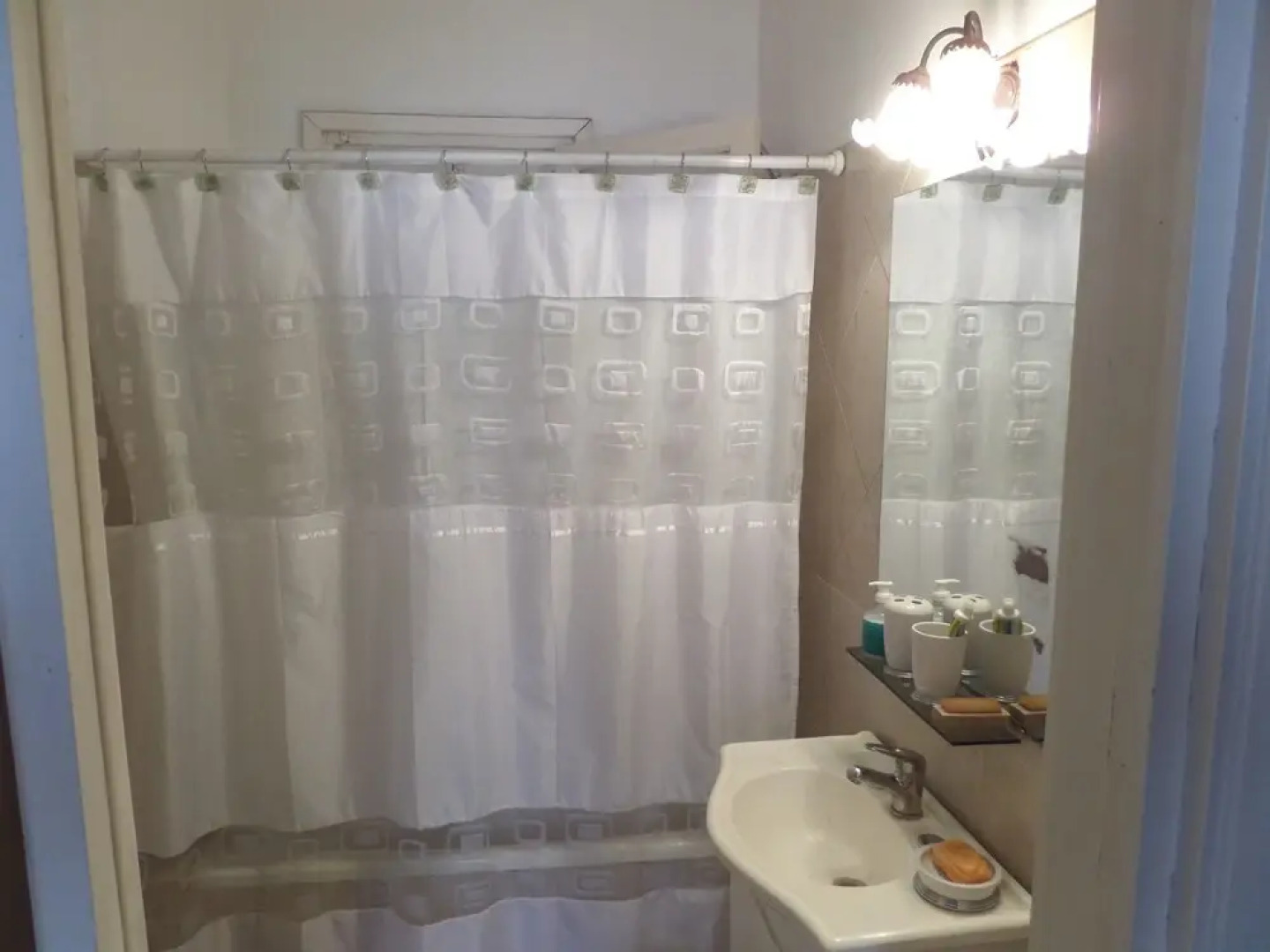 Departamento-casa muy amplio y céntrico.