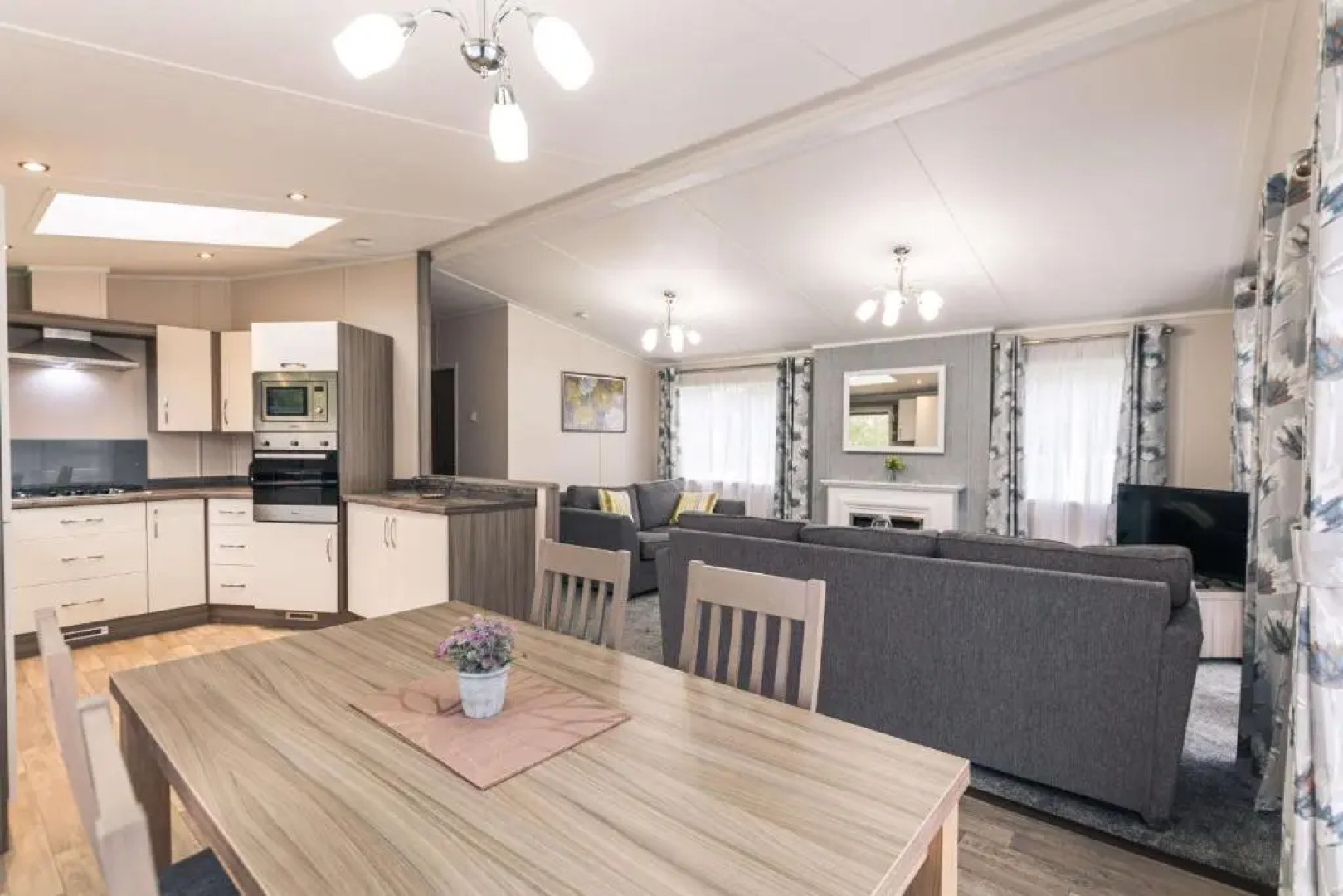 Moore Lodge with Hot Tub