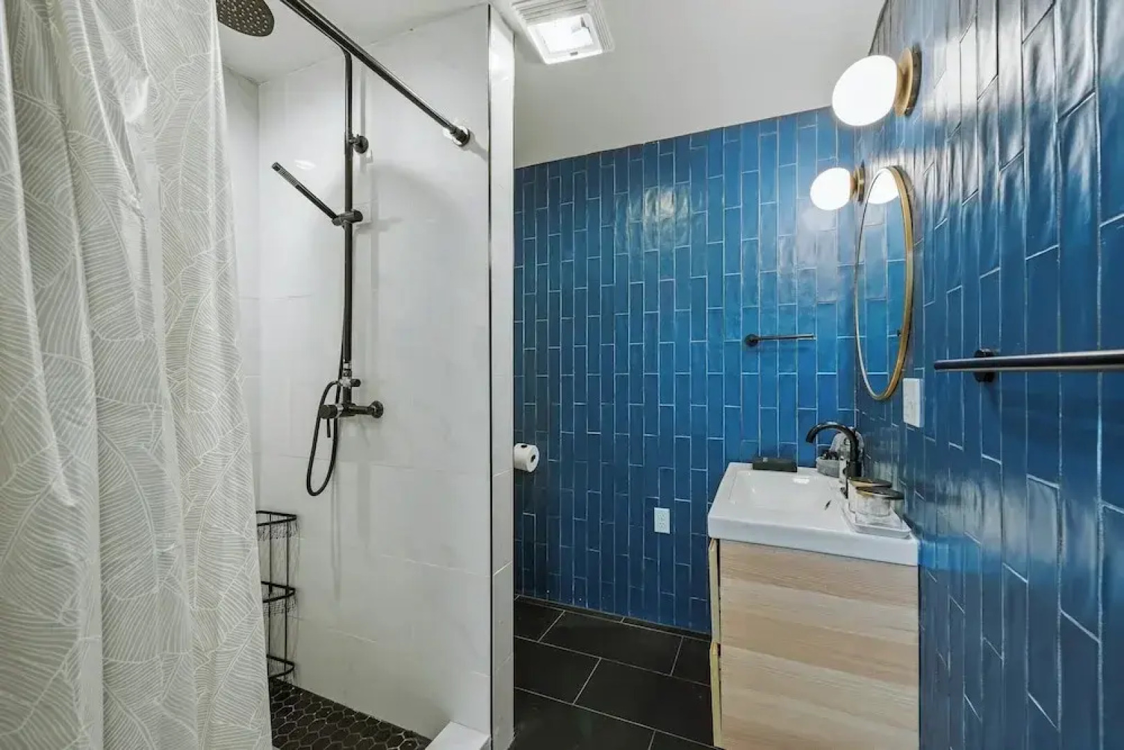 Lake Daze by Avantstay Lakefront w/ Modern Interior, Enclosed Porch & Hot Tub