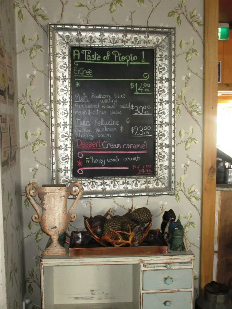 Fat Owl Motel, Bar & Eatery