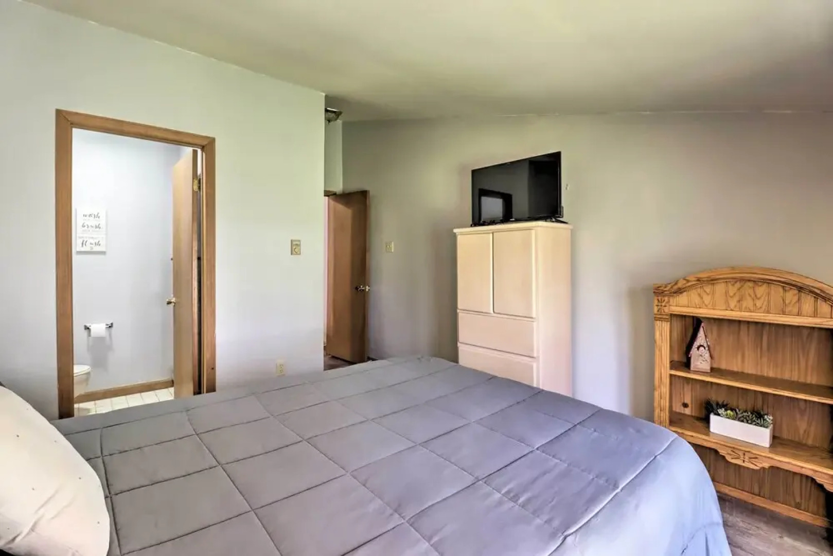 Poconos Retreat w/ Pool & Deck, Near Lake Harmony!