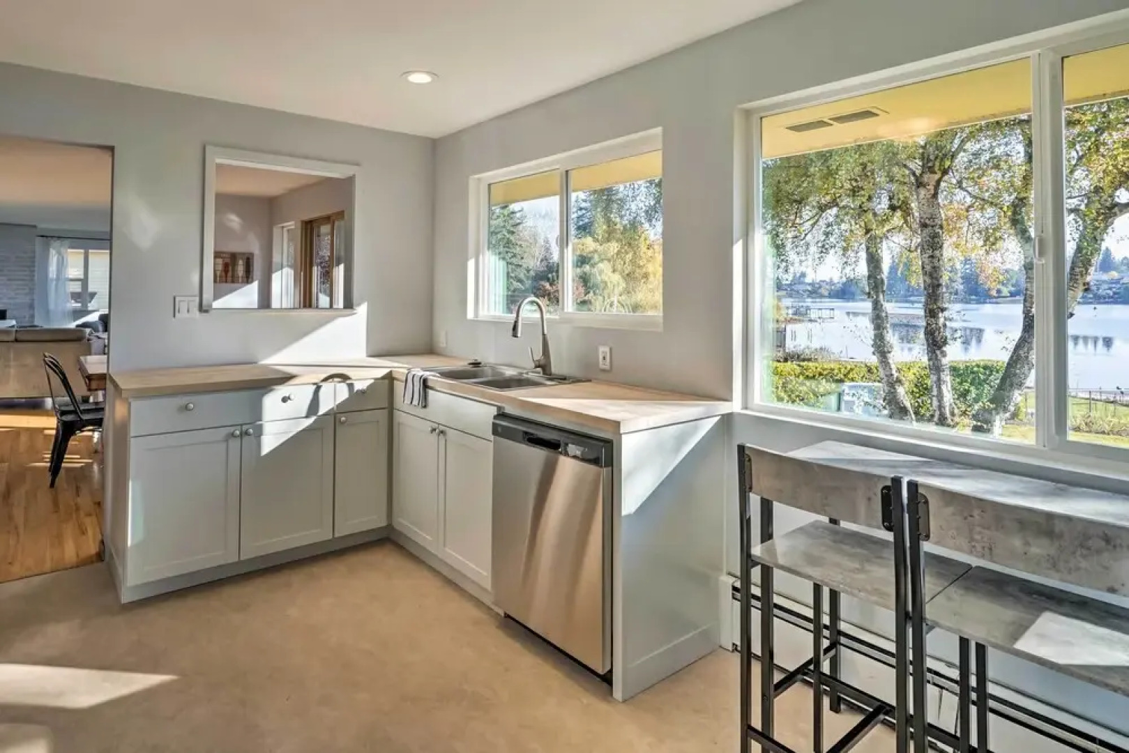 Lakefront Lynwood Home w/ Deck - 19 Mi to Seattle!