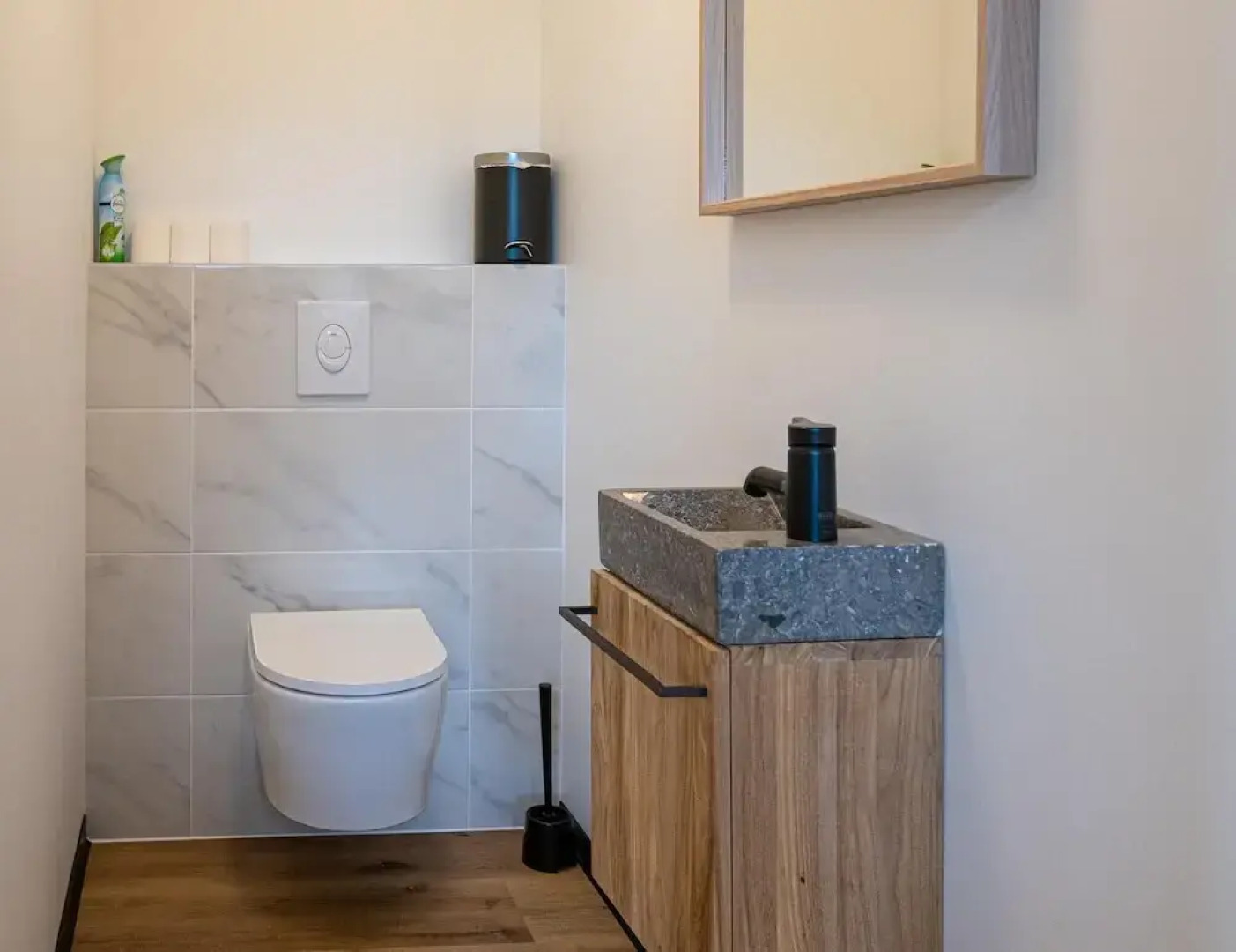 La Maison Devant La Prairie