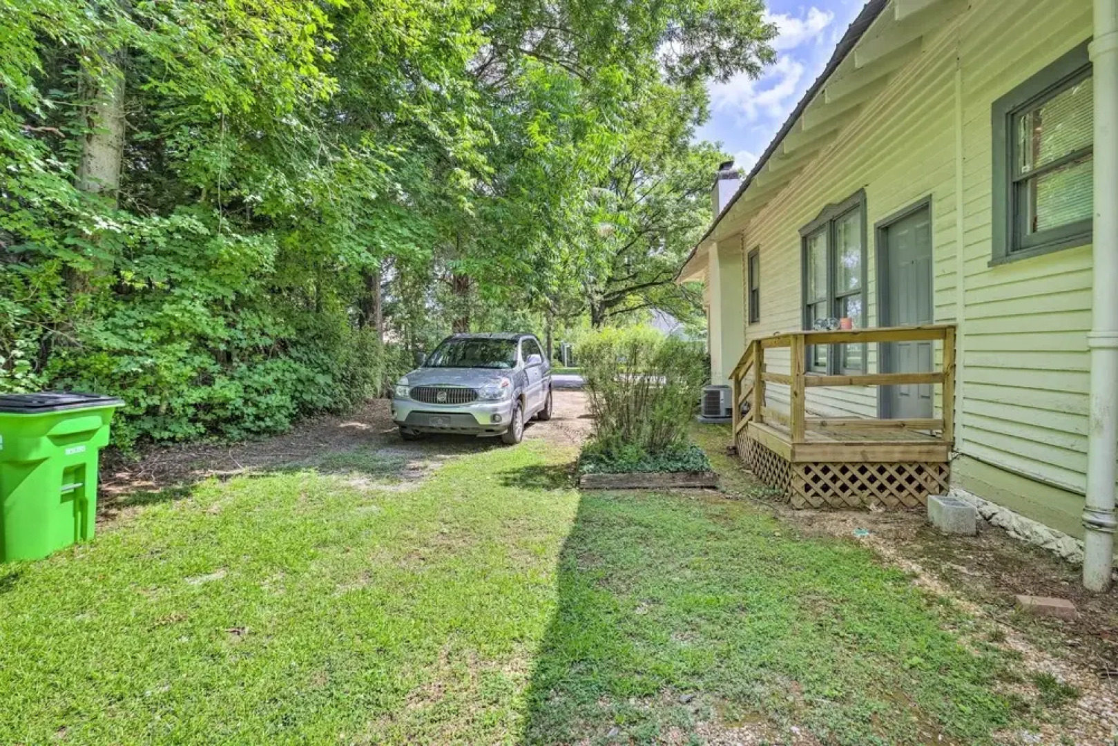 Quaint Leeds Studio w/ Yard ~ 18 Mi to Birmingham!