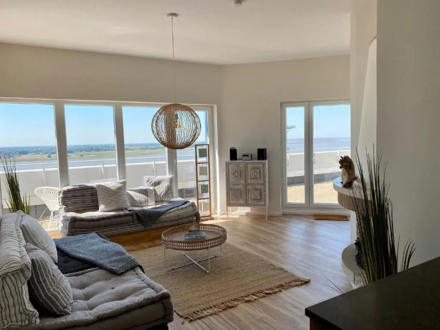 COAST HOUSE Sky Suite