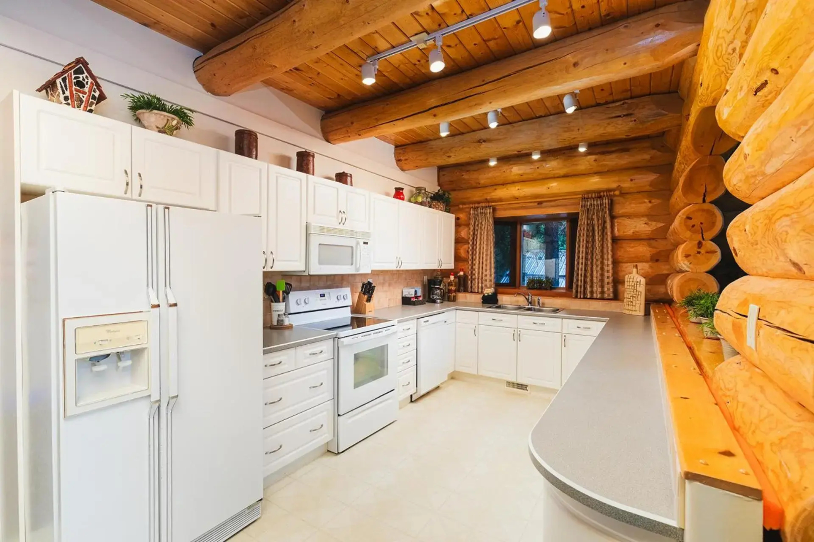 Overlander Mountain Lodge