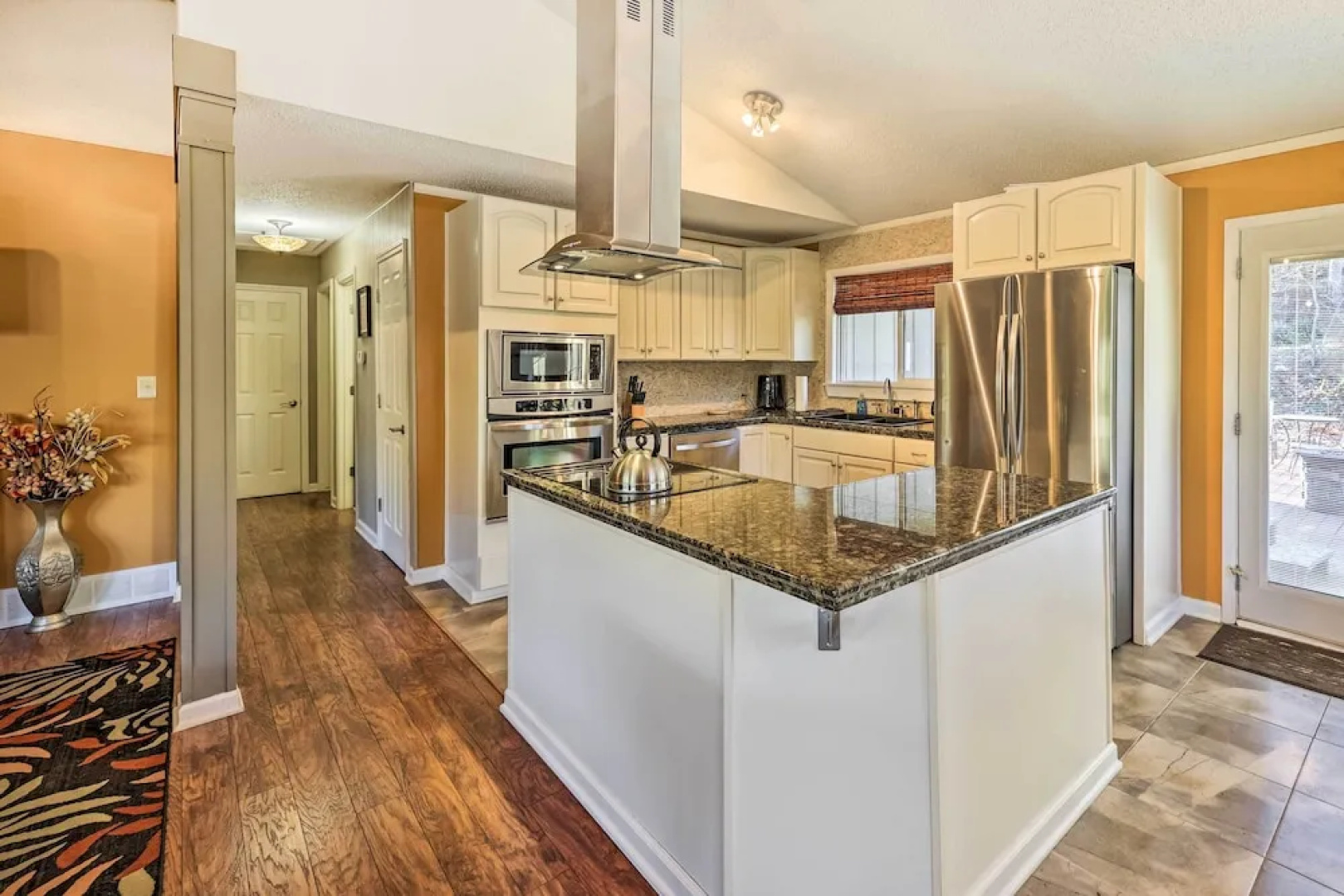 Holiday Island Home: Hot Tub & Wood Stove!