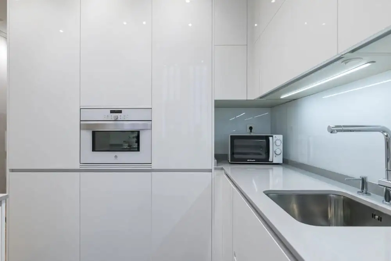 Downtown by Forever Rentals Superior Apartment With 2 Bedrooms. Parking and Wifi