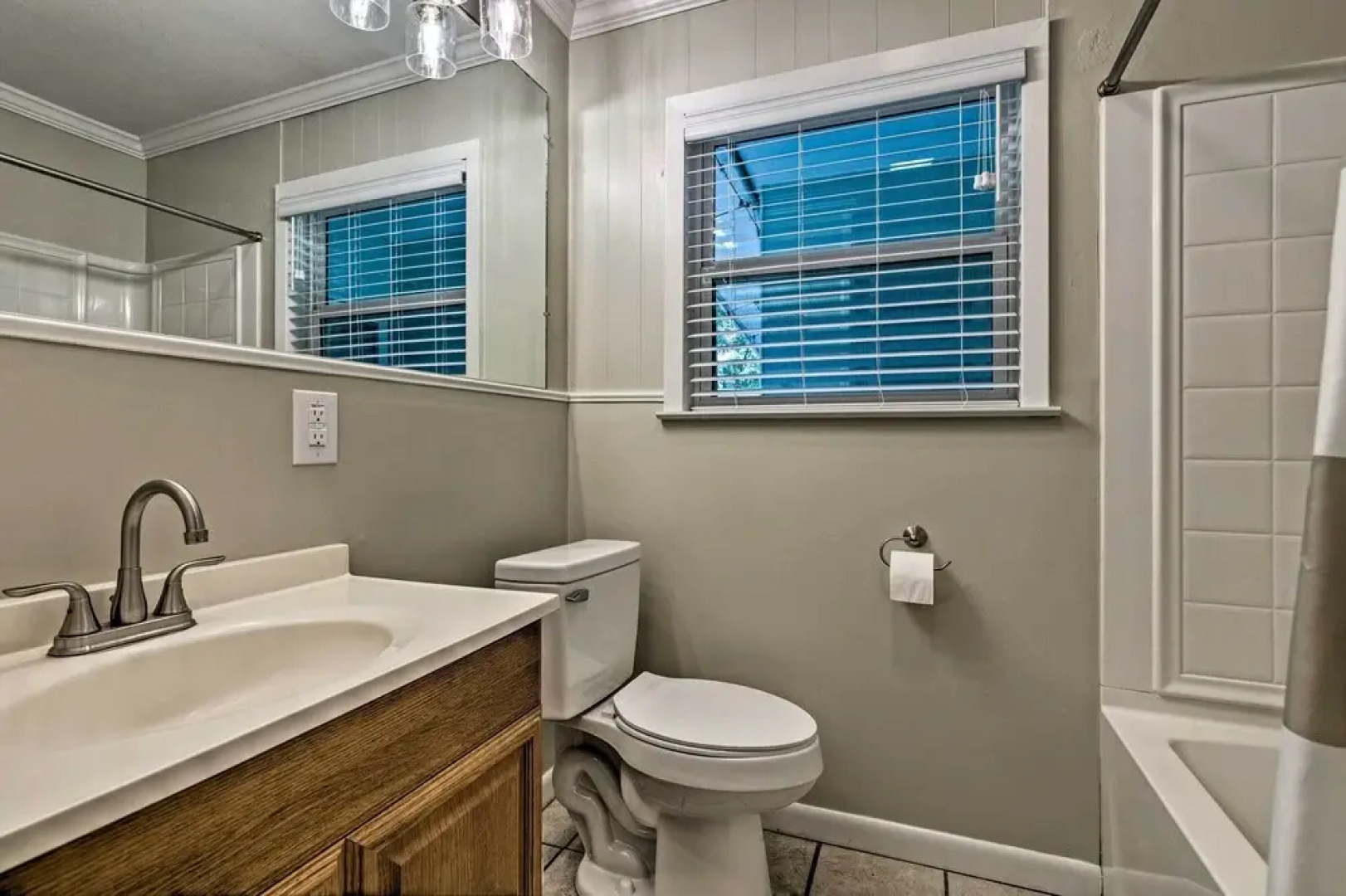 Ocean Springs Getaway - Walk to Beach & Downtown!