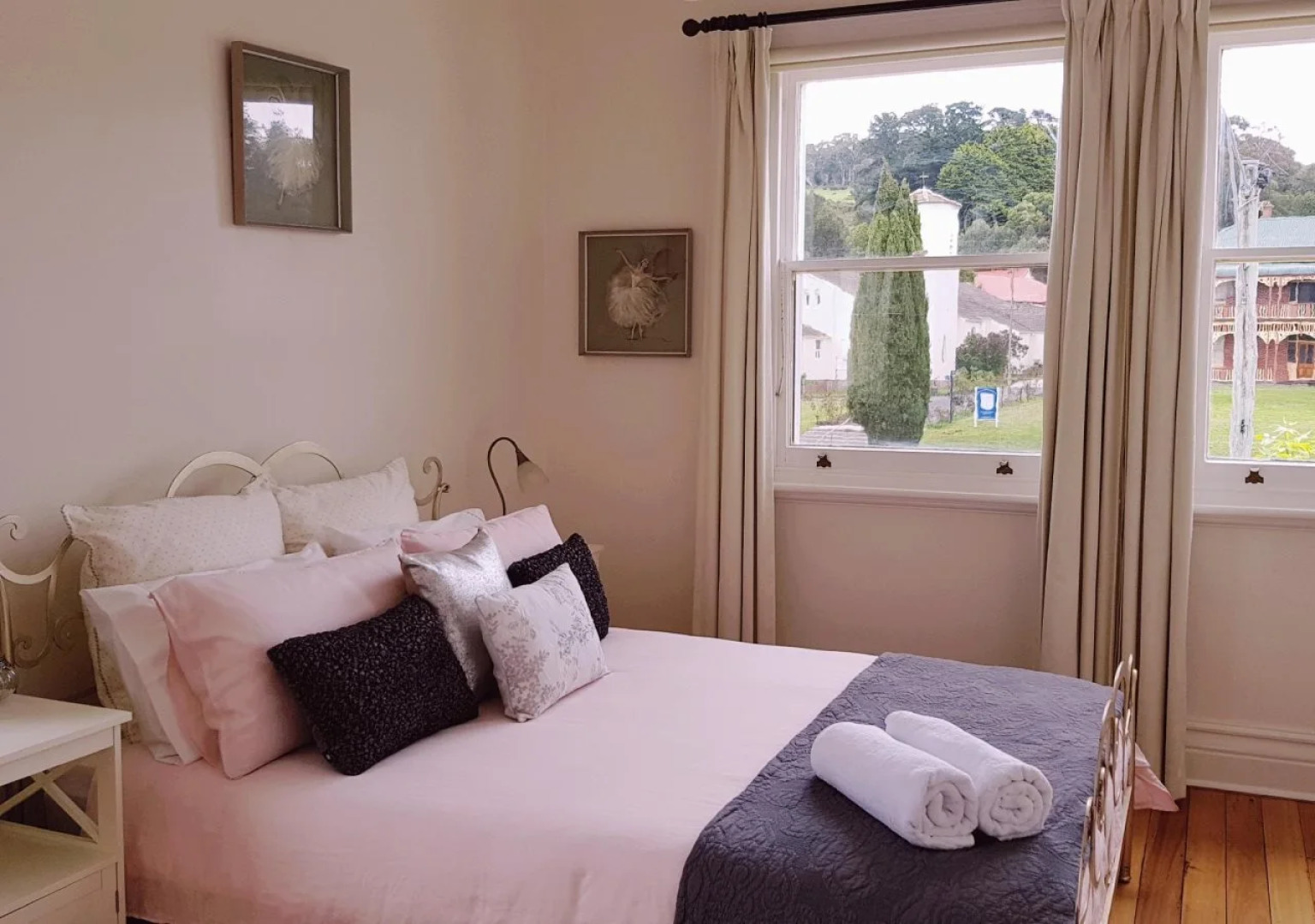 Cygnet Old Bank B & B Cafe & Gift Store