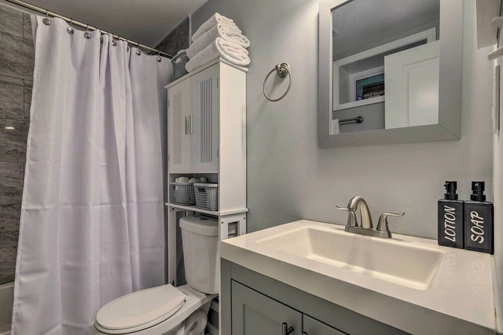 6 Mi to National Mall: Modern DC Apartment!