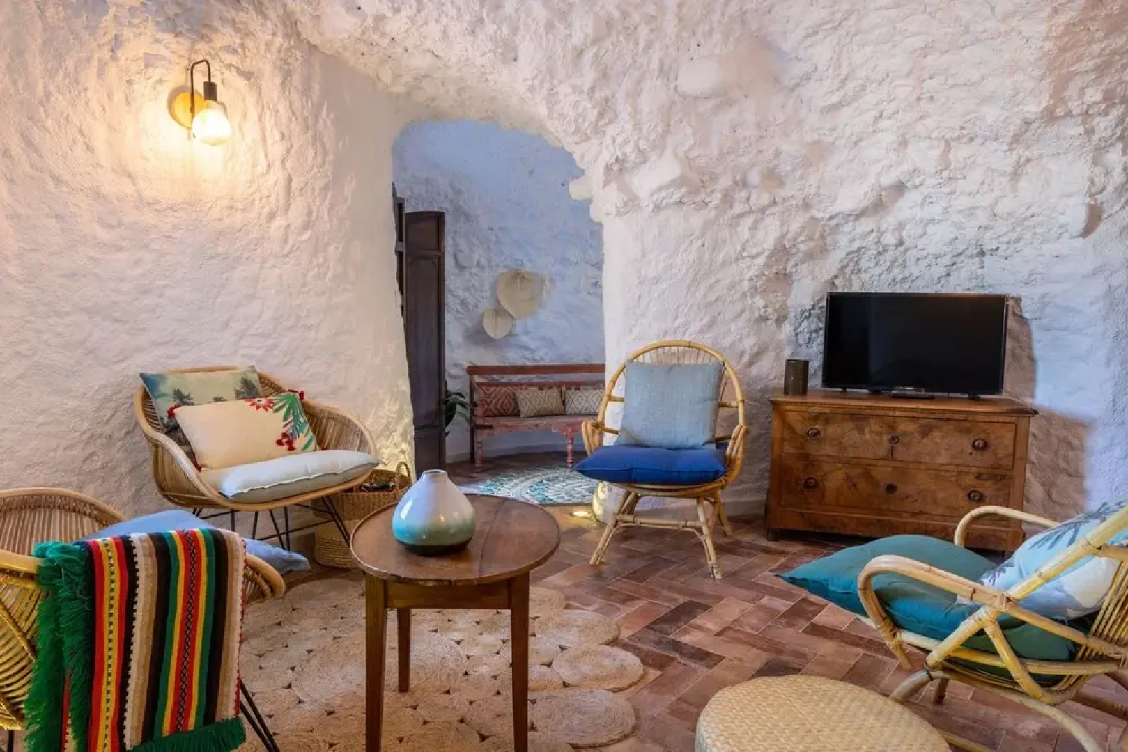 Traditional Cave House With Swimming Pool Near to City Center. Cueva del Cadí