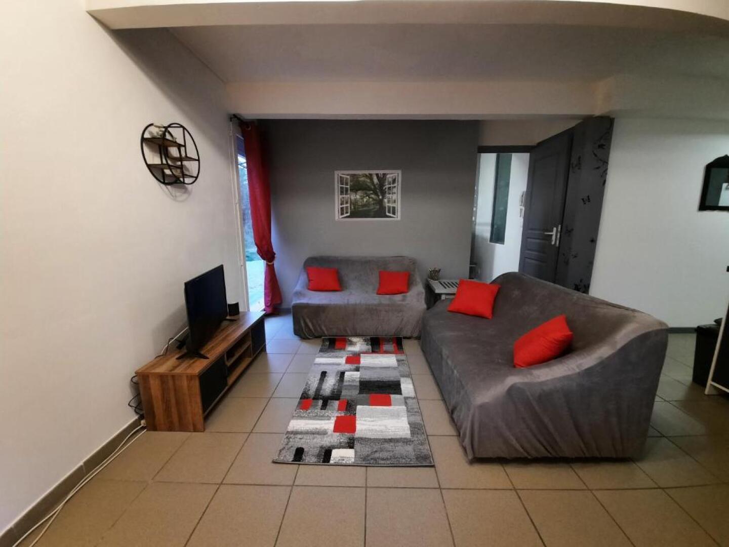 Superbe appartement F2 neuf : terrasse, barbecue.