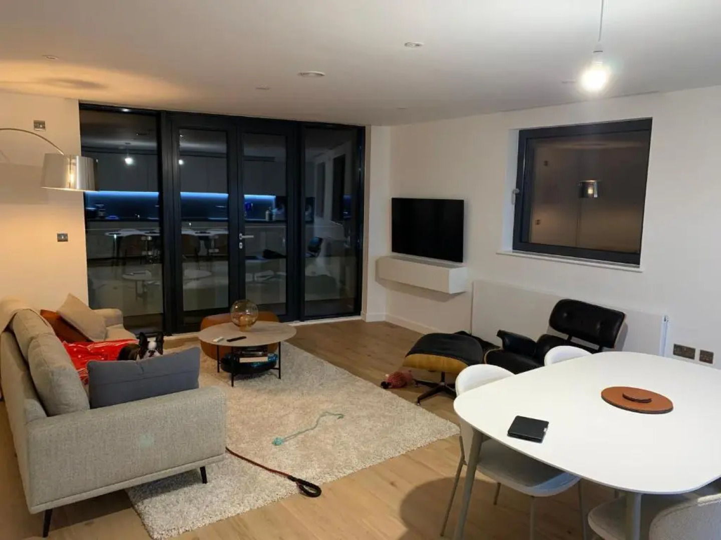 Gorgeous 2 Bed Apartment with Stunning Sea Views with Free Parking and Fast Internet