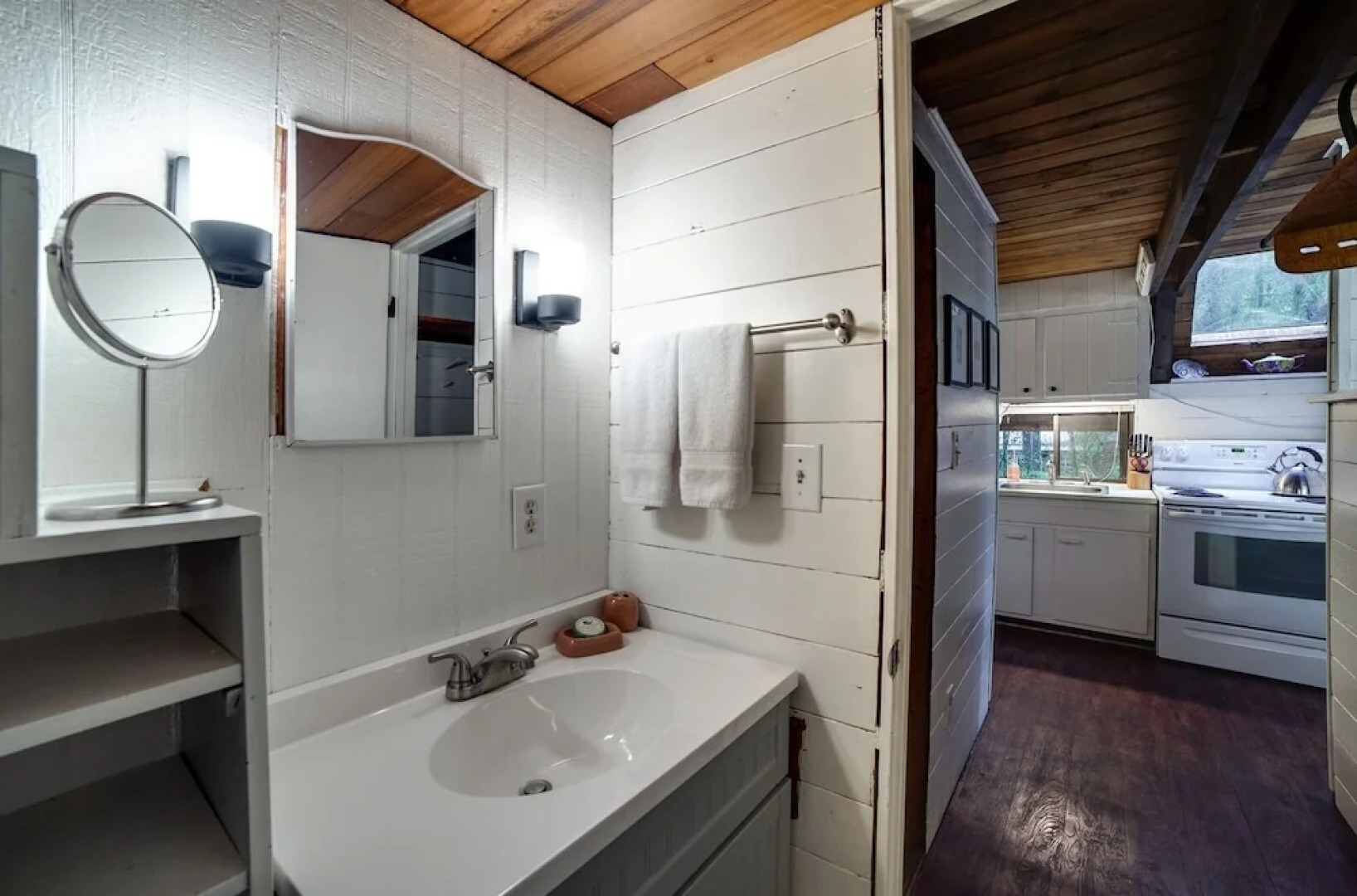 86sl - Rustic - Pets Ok - Bbq - Sleeps 6 3 Bedroom Home by RedAwning