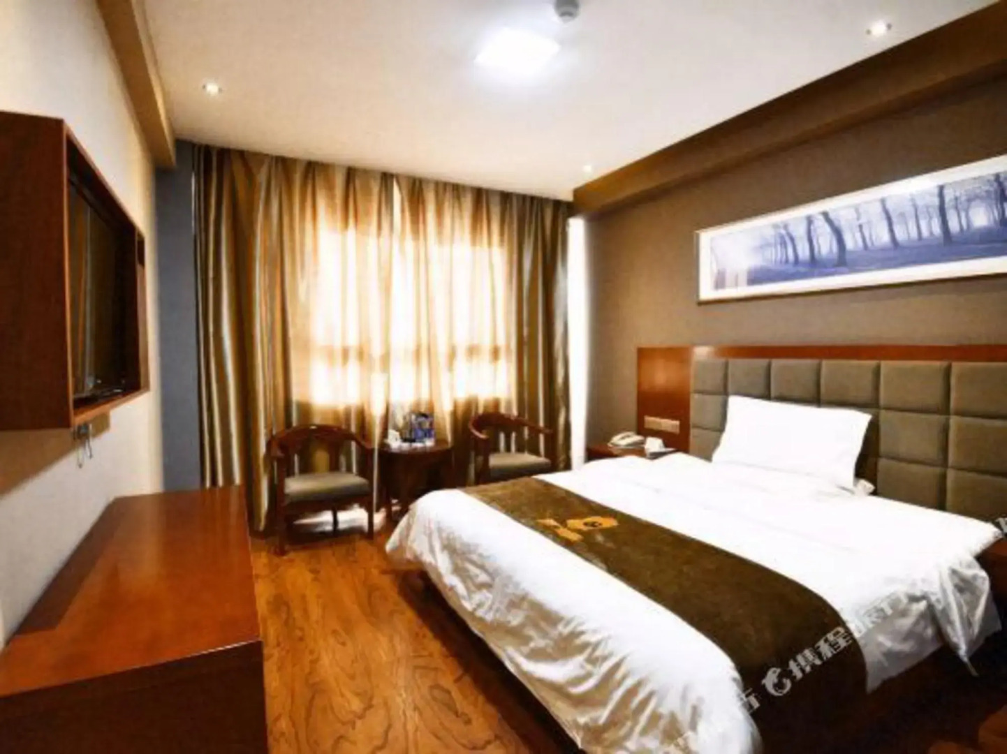 Super 8 Hotel (Luonan New Bus Station)