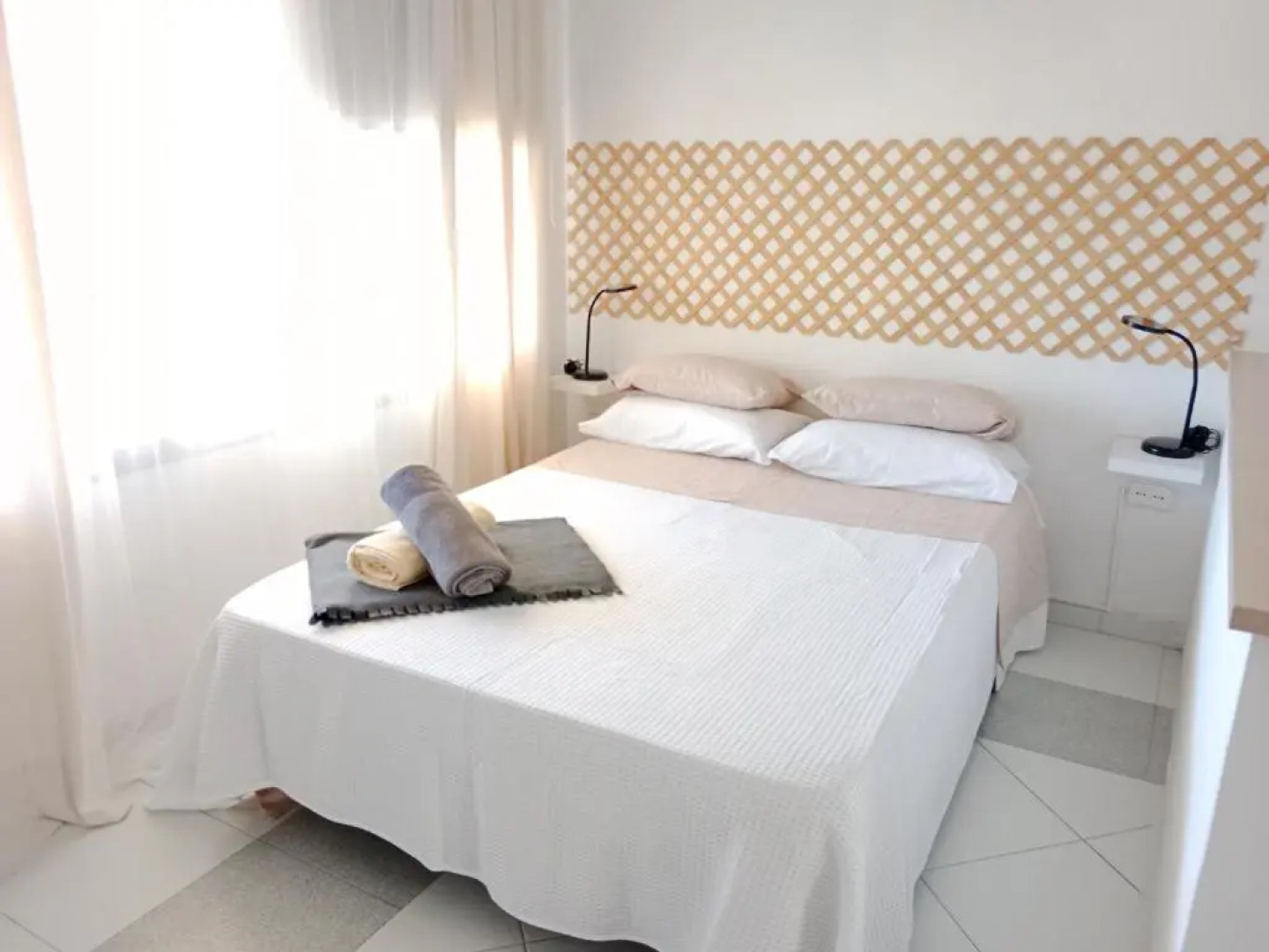 Studio sea front view & pool