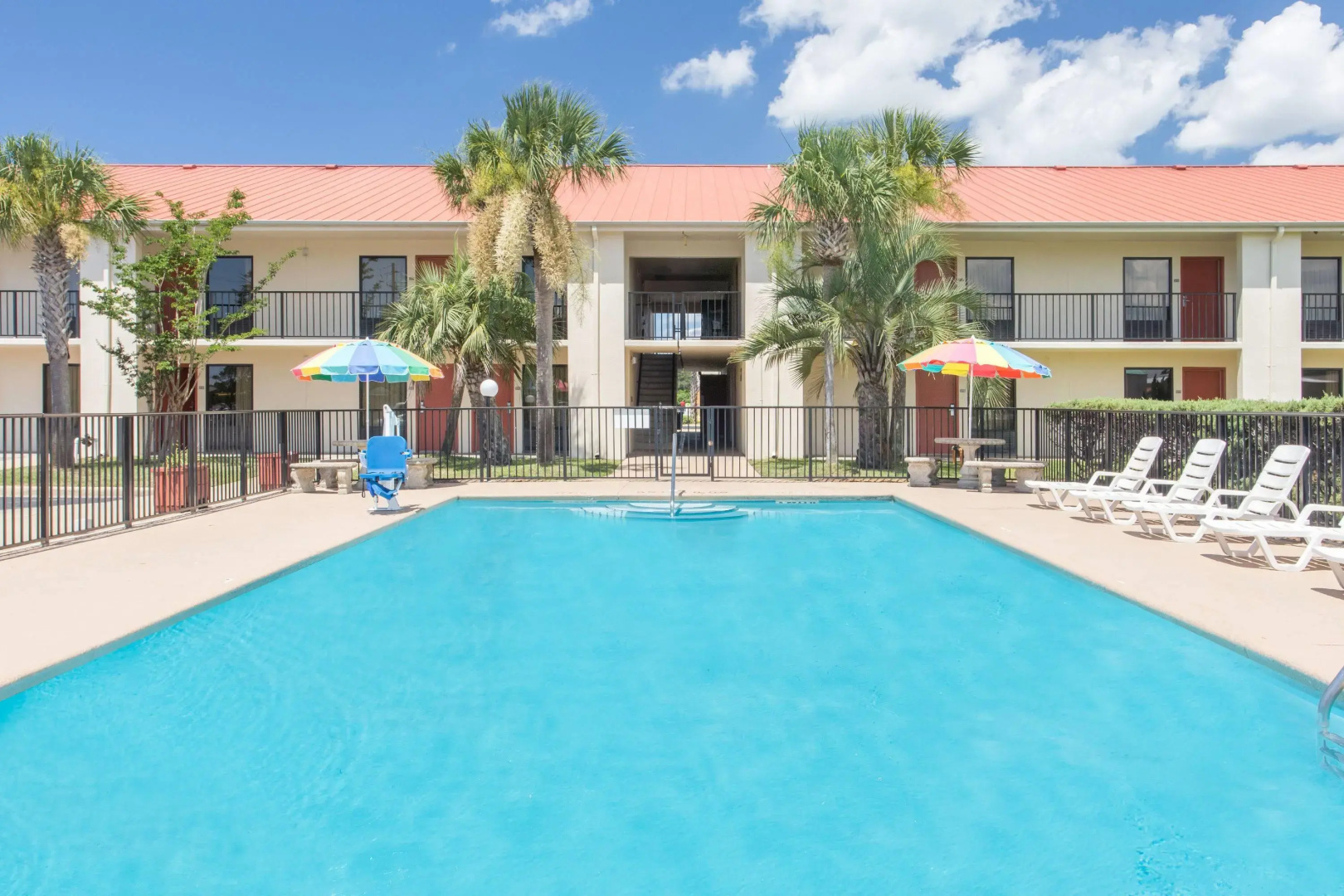 Days Inn & Suites by Wyndham Navarre - near Beaches/Hurlburt