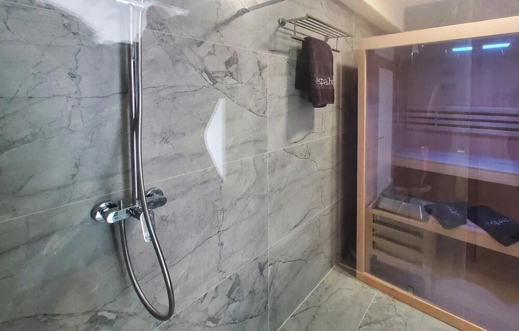 Amazing Home in Barbat na Rabu With 6 Bedrooms, Jacuzzi and Outdoor Swimming Pool