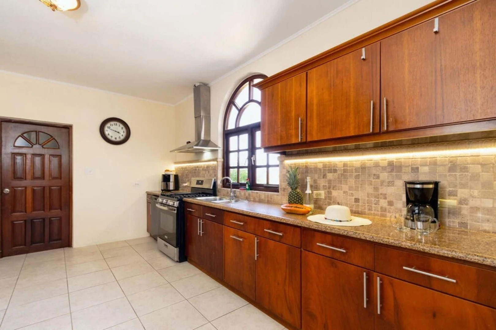 Beautiful 3br2 5BA Villa w Pool Close 2 Baby Beach