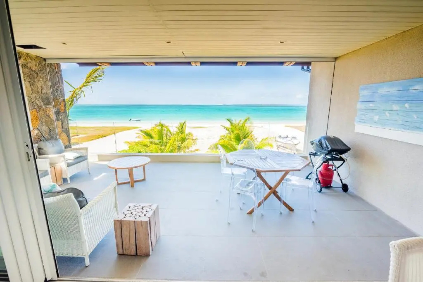 Summer Breeze - Beachfront - 3 Bedrooms Suite