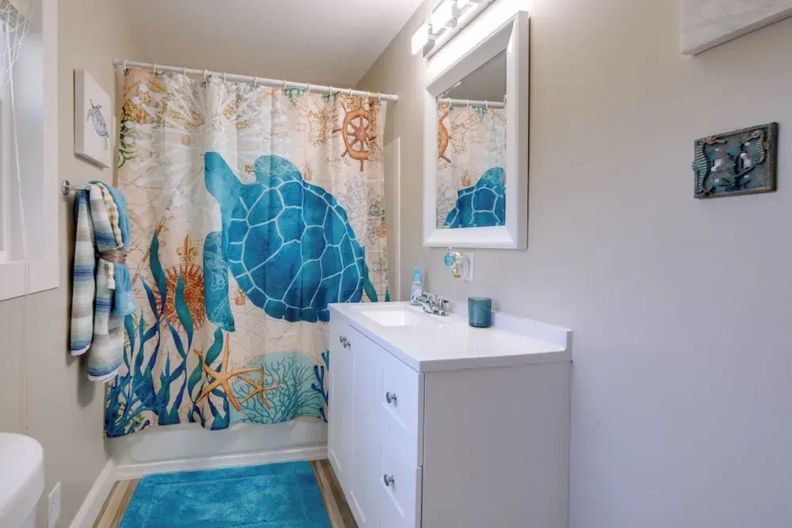 Adorable Beach Cottage w/ Hot Tub & Tropical Bar!