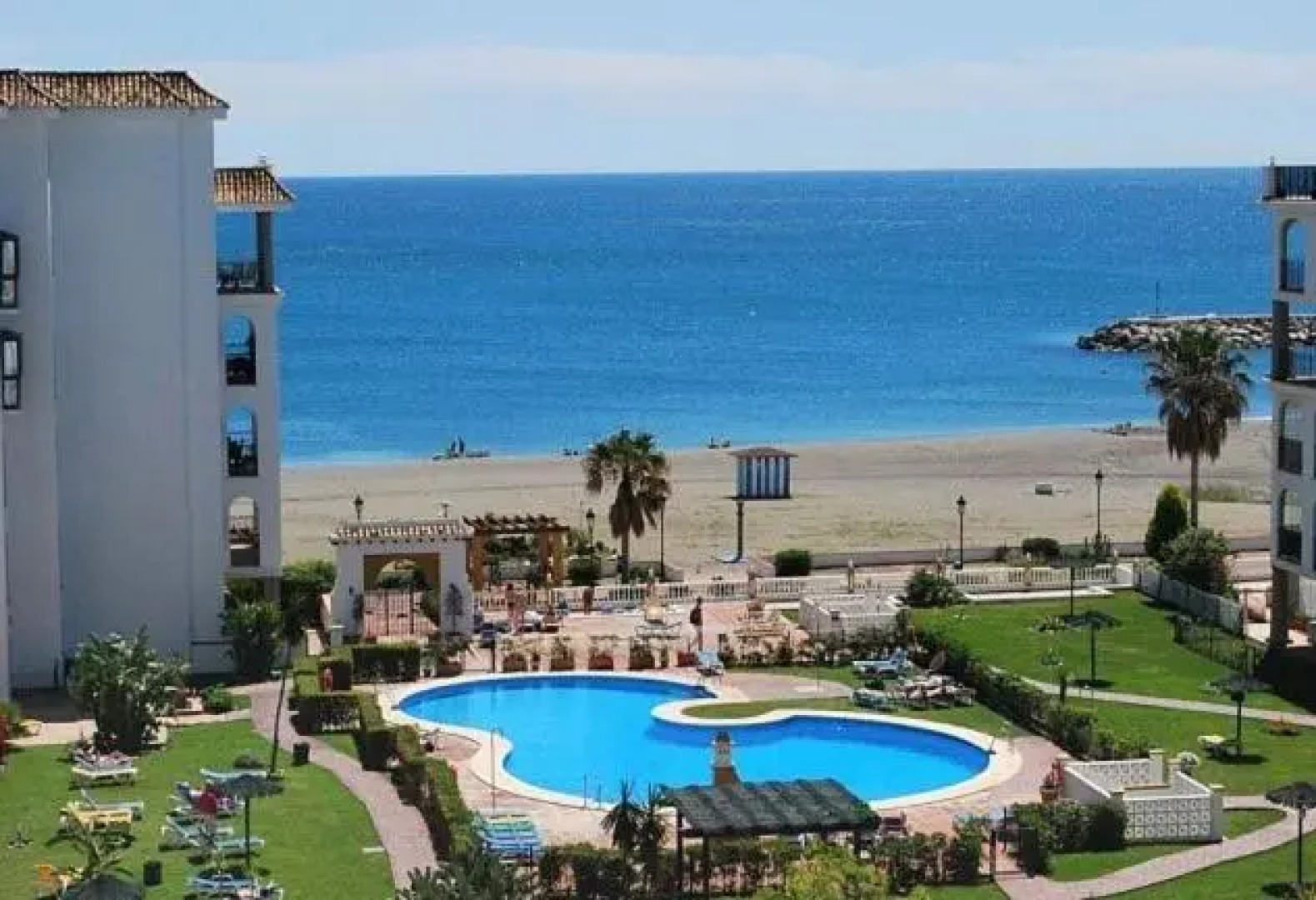 Personal y coqueto en primerísima línea de playa, en la Costa del Sol. Puerto De La Duquesa