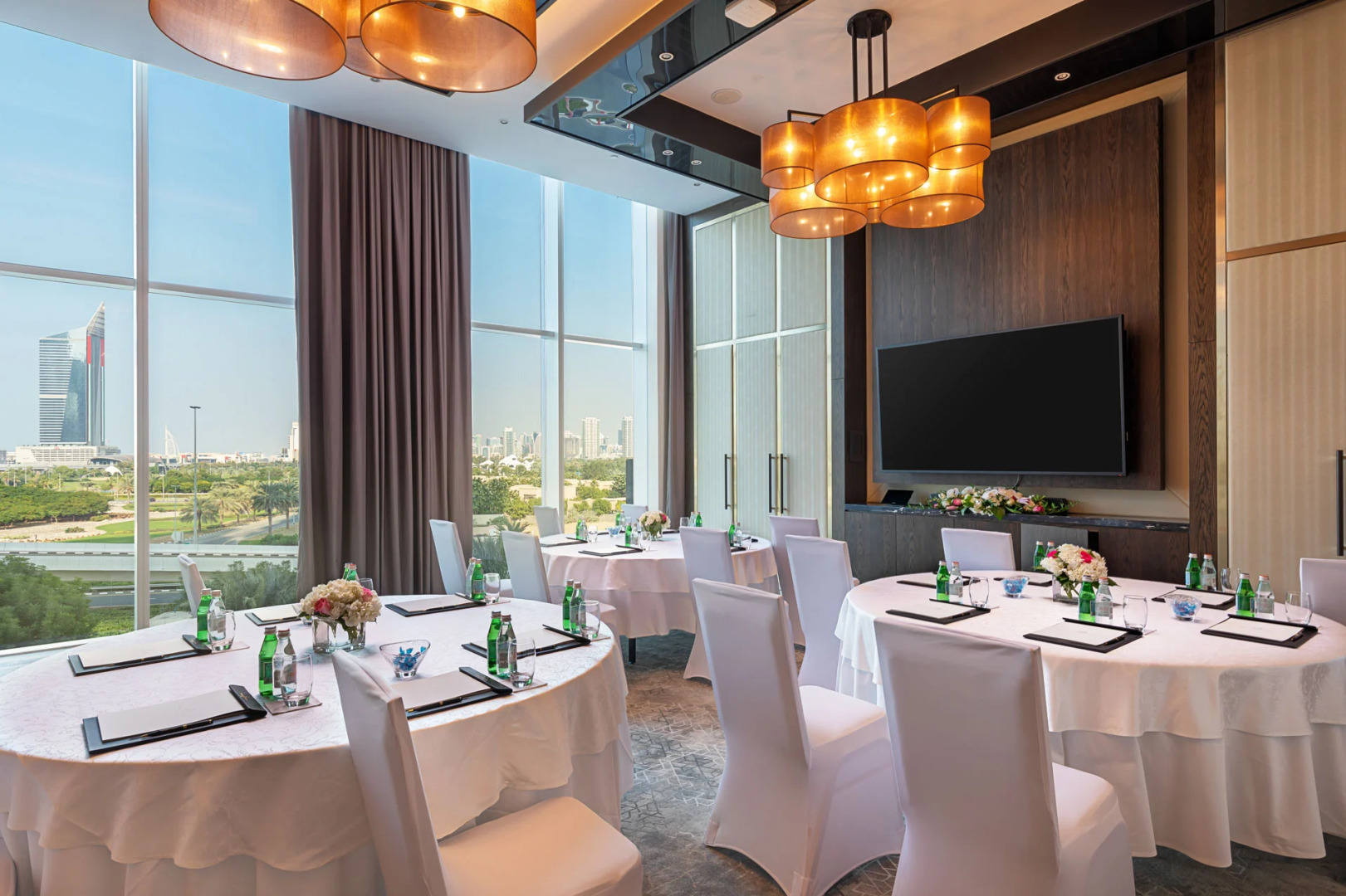 Отель Taj Jumeirah Lakes Towers