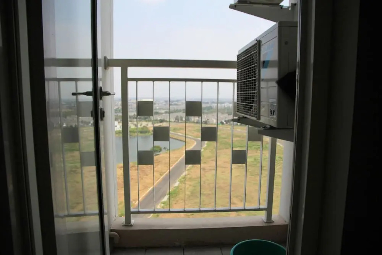 Deluxe and Comfortable The Springlake Summarecon Apartment