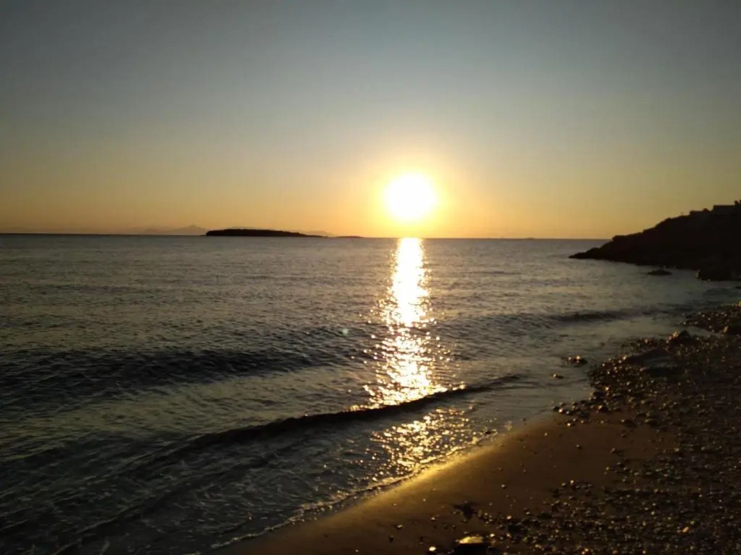 Sea & City - 10 min drive to the beach & Athens Airport