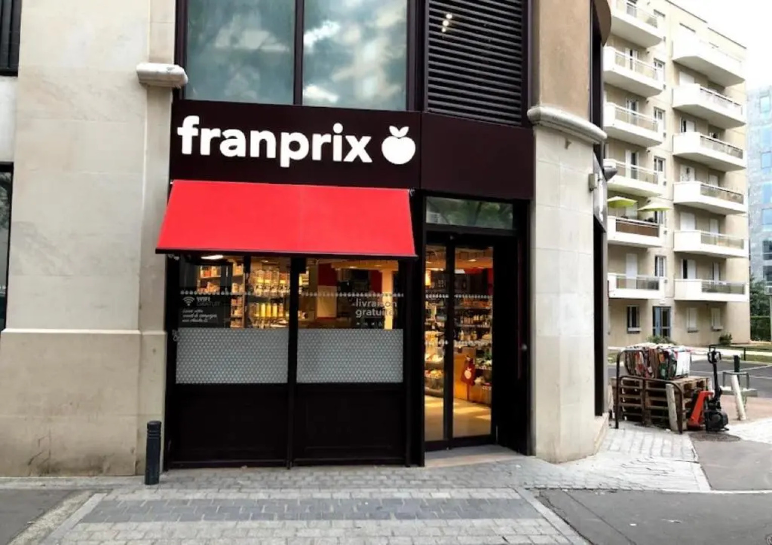 Luxurious FullySanitize Apartment with balcony, free parking in heart of Courbevoie, La Defense