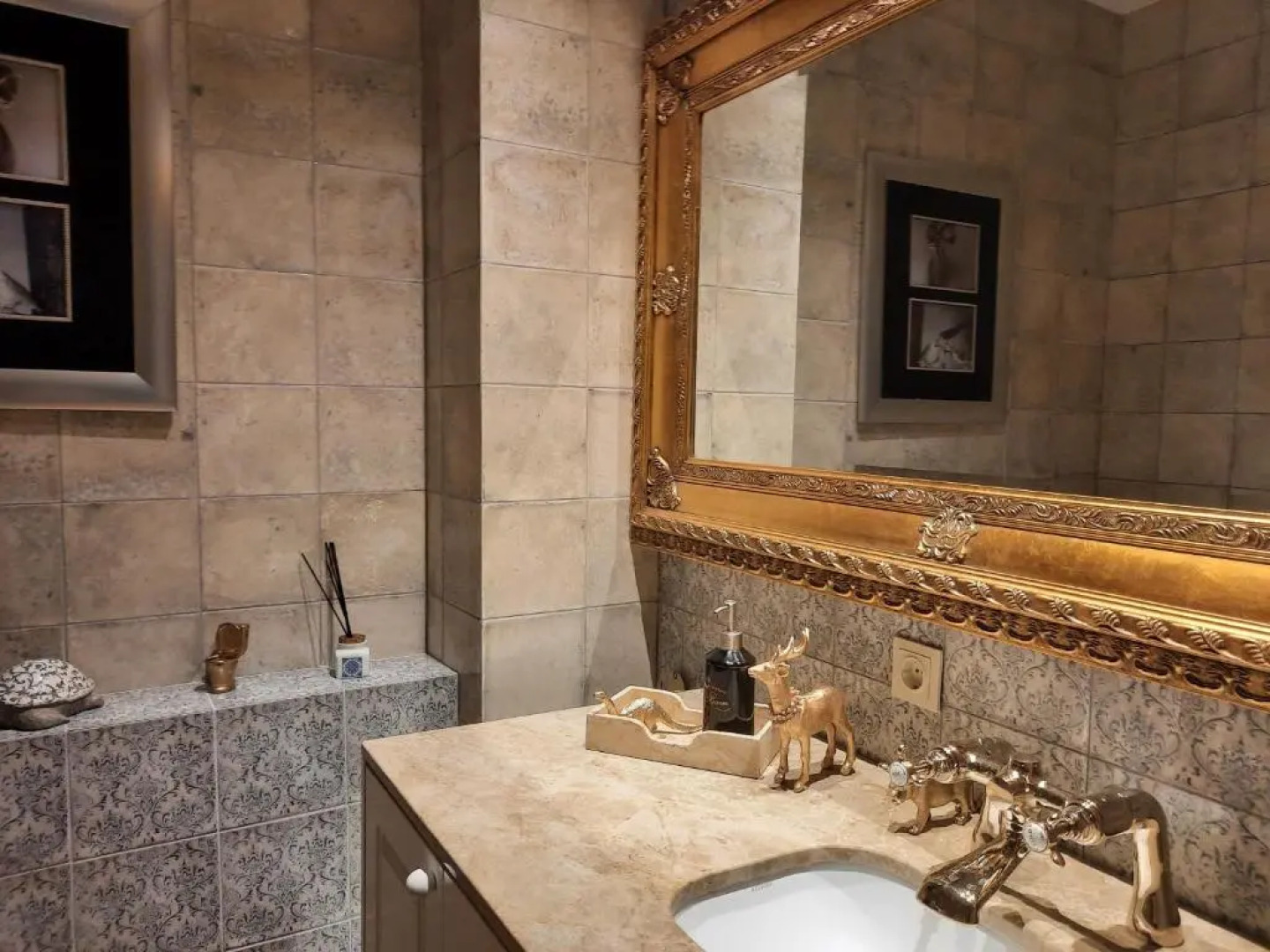 Lake & Library Hotel