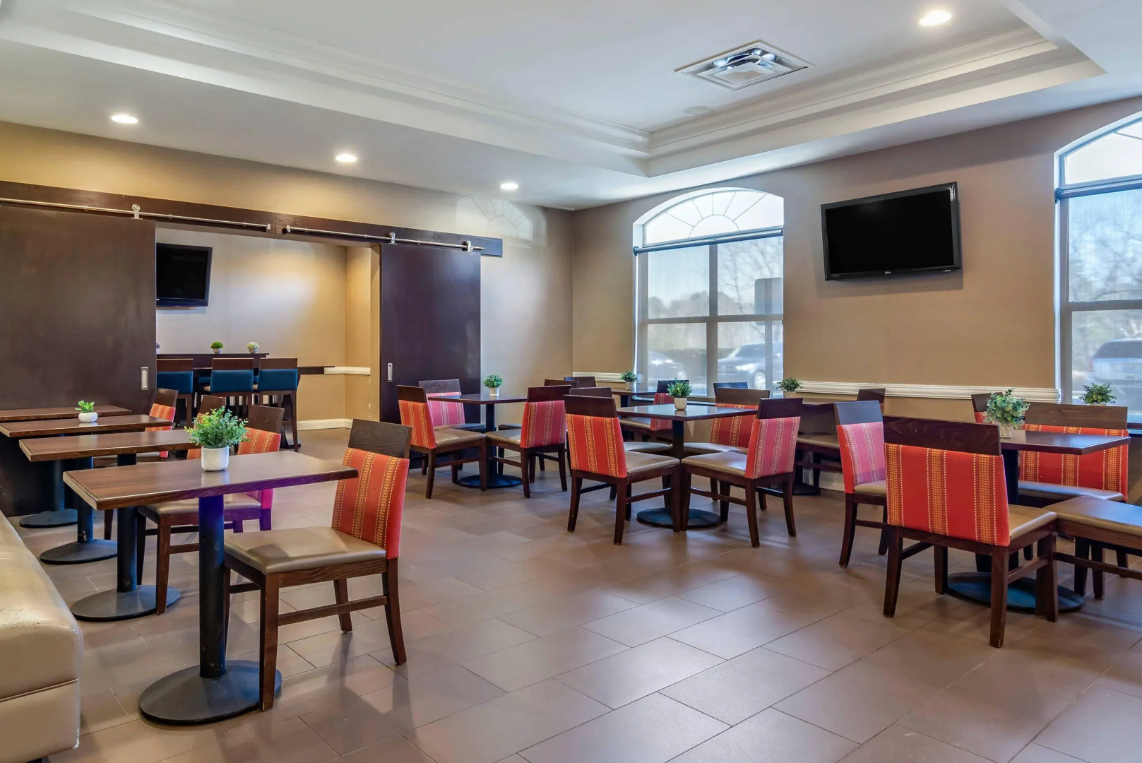 Comfort Inn & Suites near Six Flags