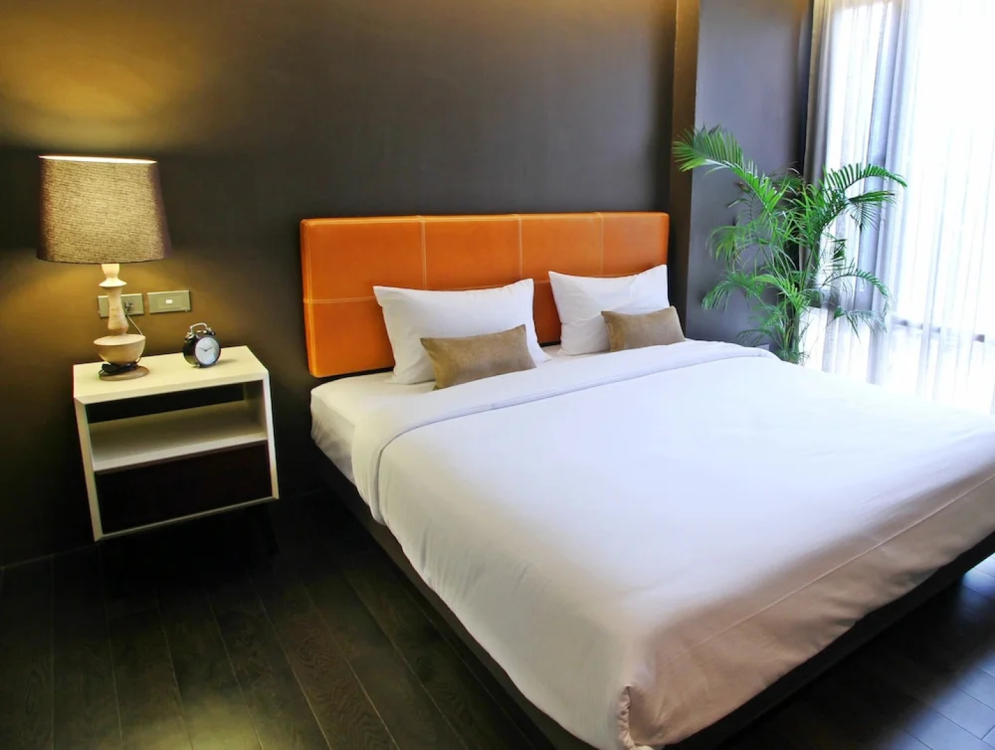 Balcony Courtyard Hotel & Serviced Apartment