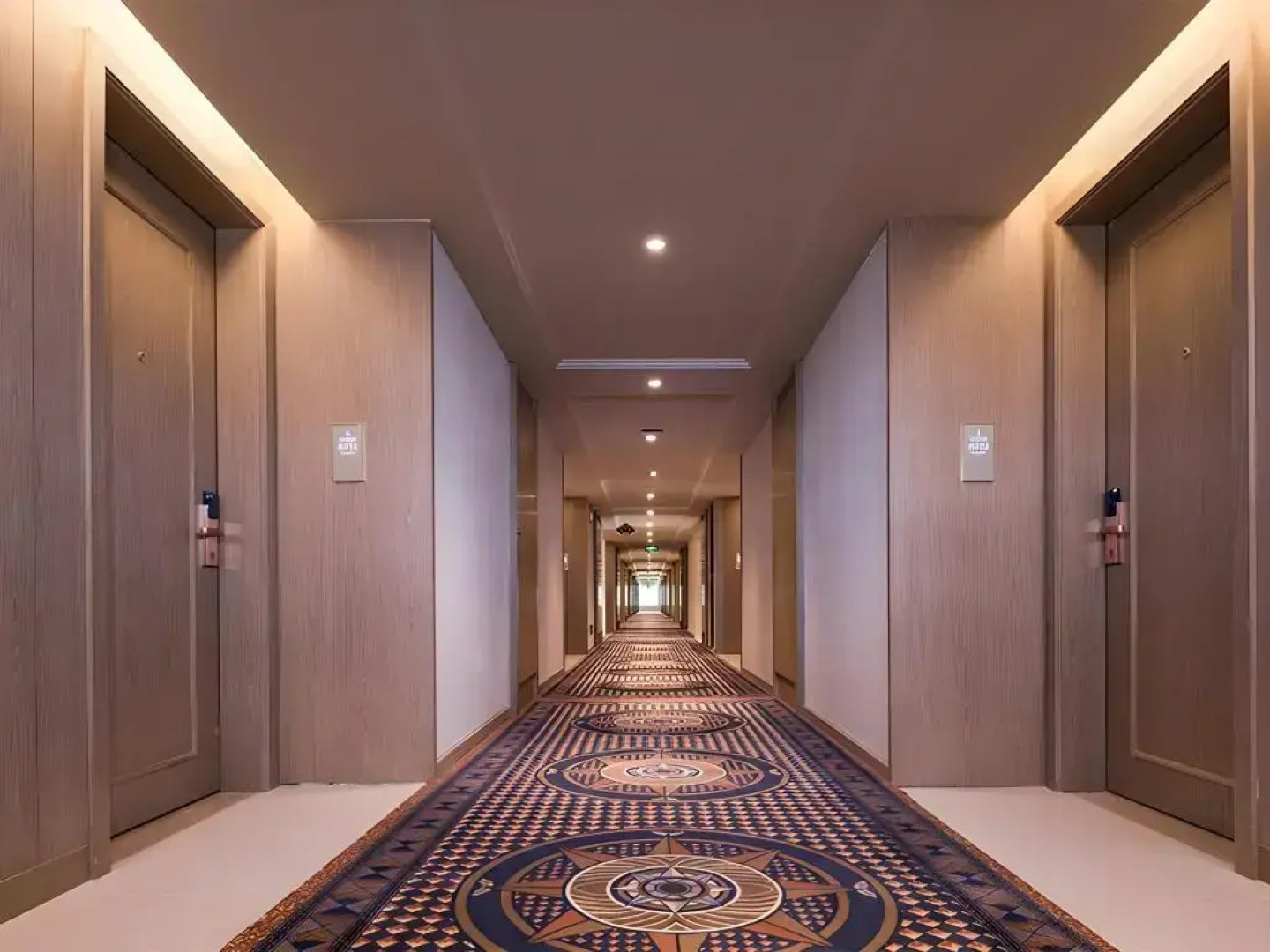 Vienna International Hotel (Haikou Old Town High-speed Railway Station)