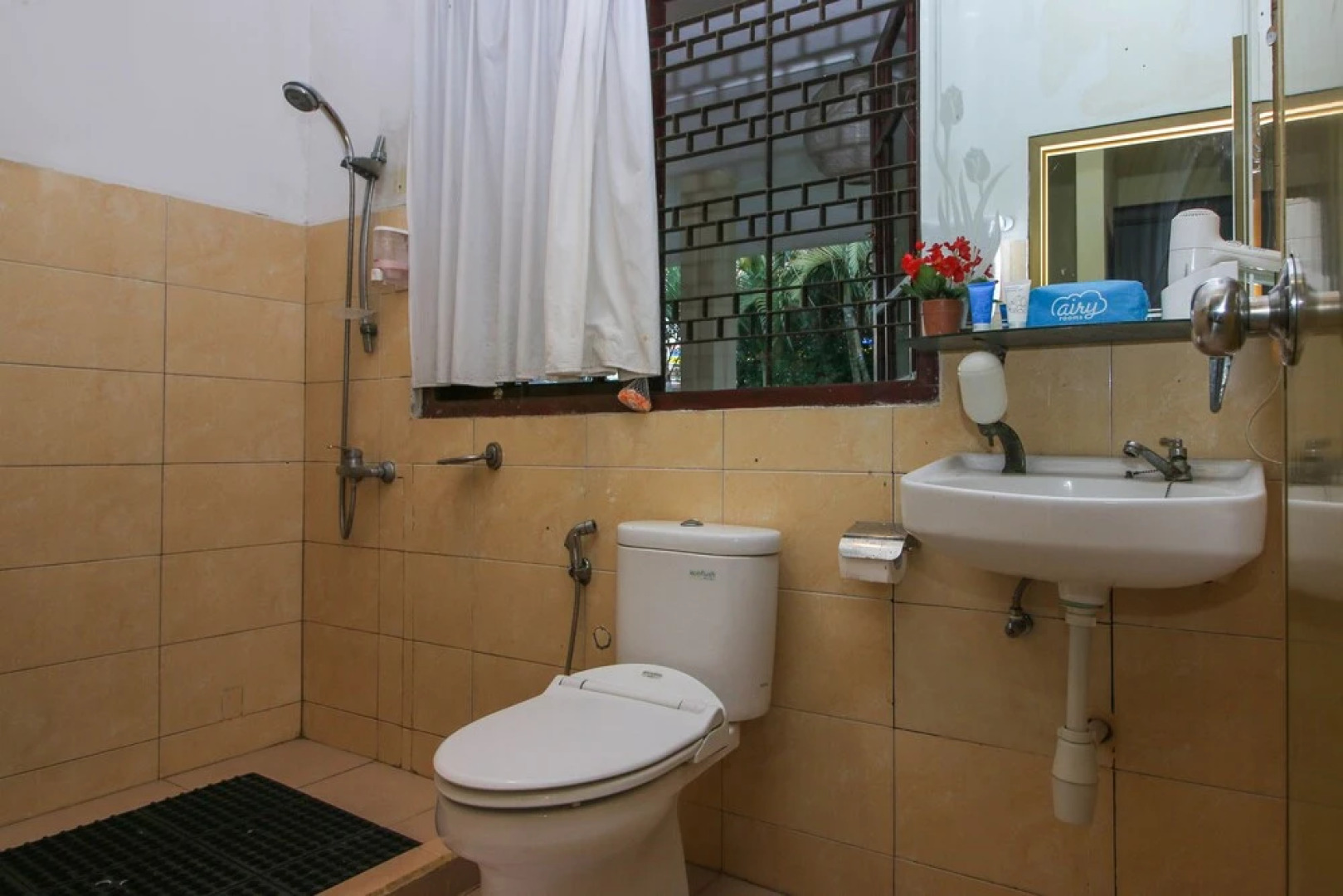 Airy Lansot Sarongsong Lingkungan Satu Tomohon