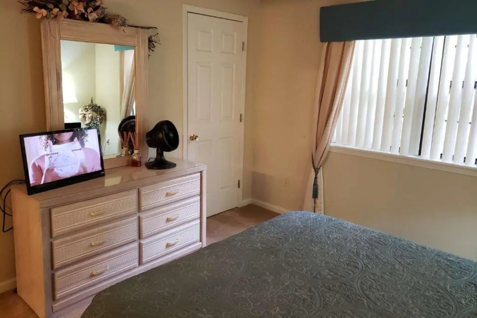 Foothill's Luxury 2BDR Ground Floor Condo in 1000 Hill's