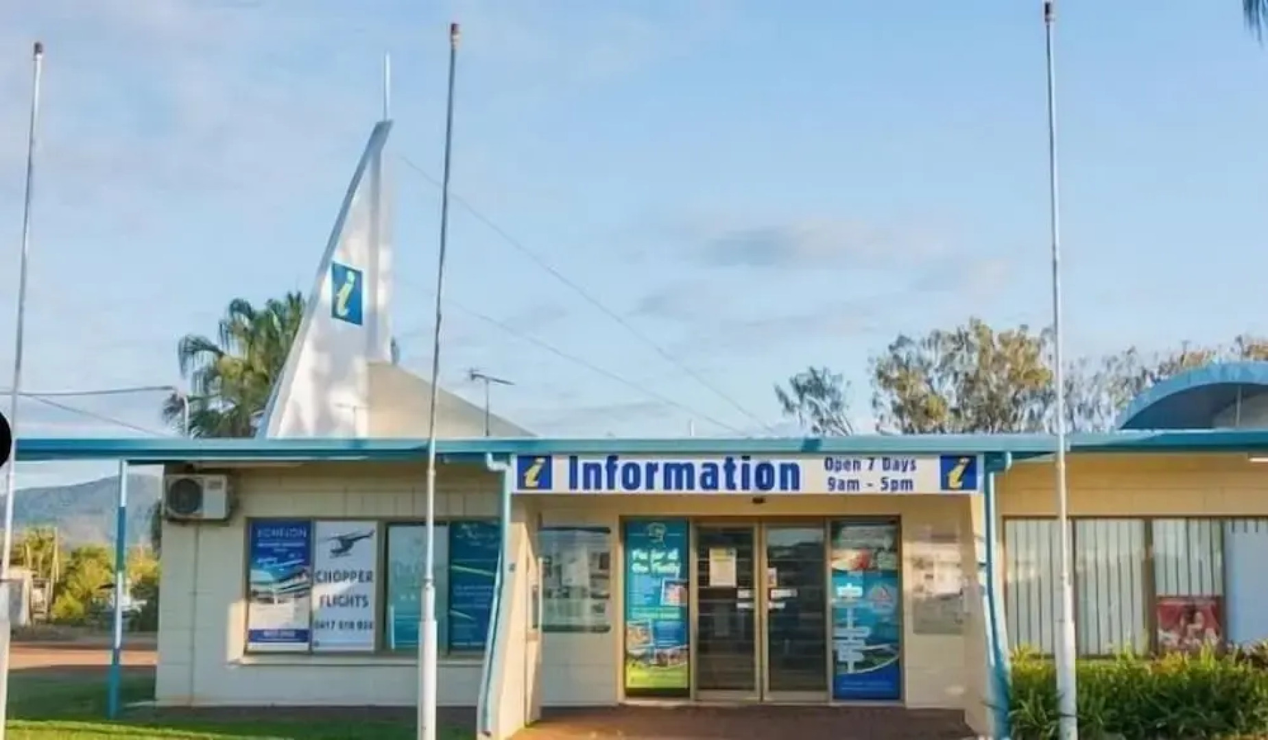 Kinka Palms Beachfront Apartments / Motel