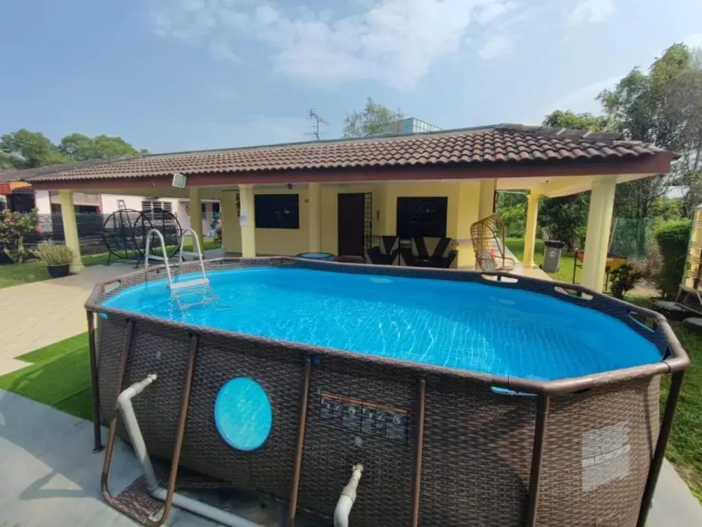 Pandai dickson Banglow white & yellow house