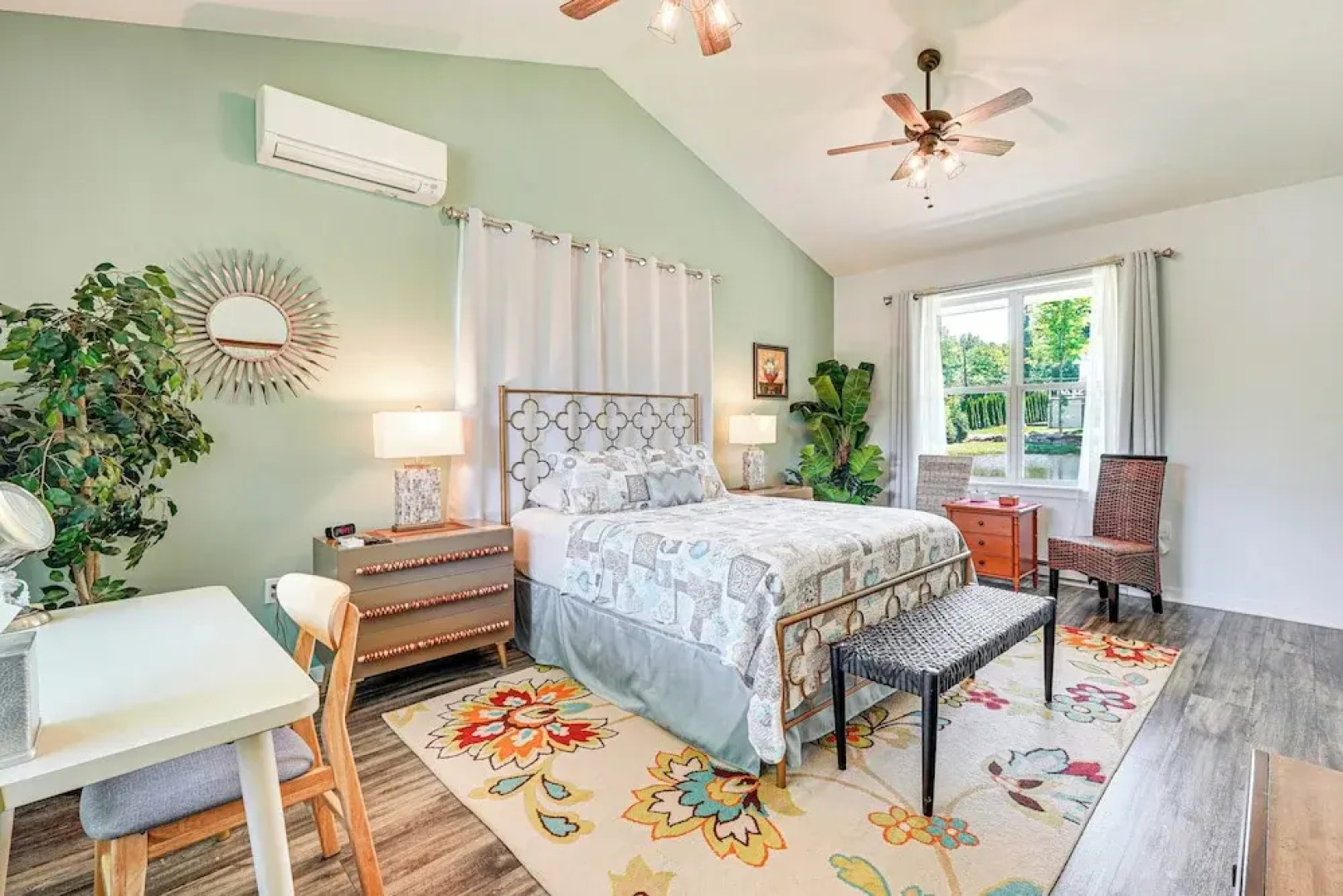 Close to Slopes: Lakeside Cottage in Pocono Mtns