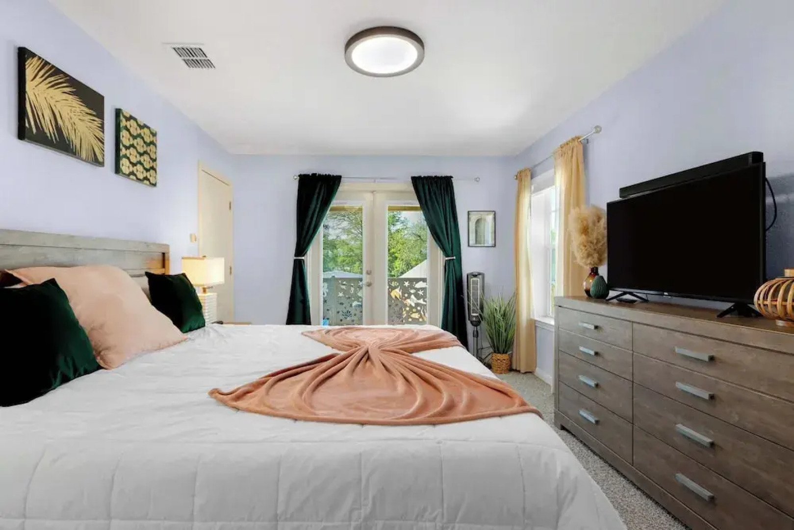 Amazing Lakefront Escape - A Stunner For Sleeps 14